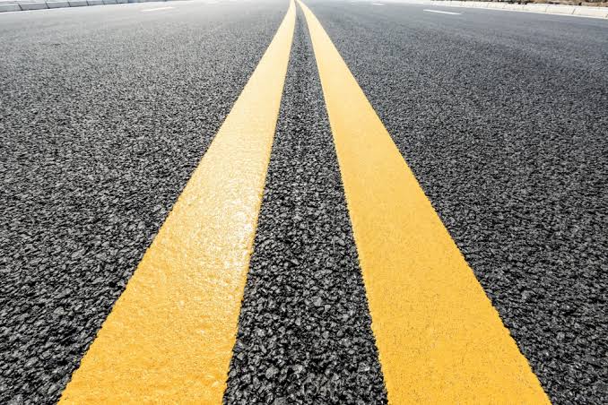 Líneas amarillas de señalamiento sobre una carretera